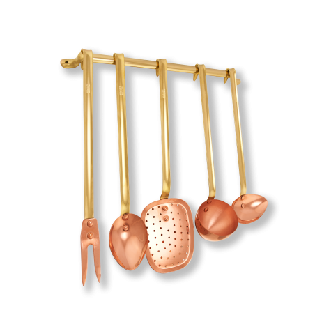 Penderie avec ustensiles en cuivre