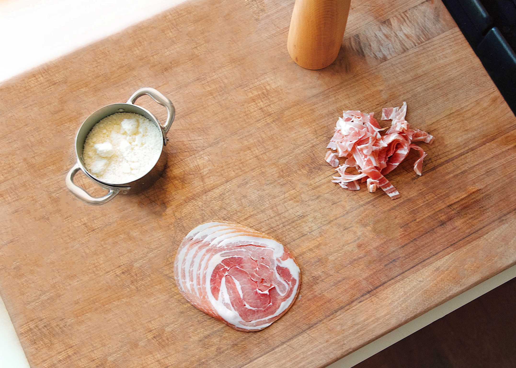 DÉCOUPER LE PECORINO ET LE GUANCIALE 