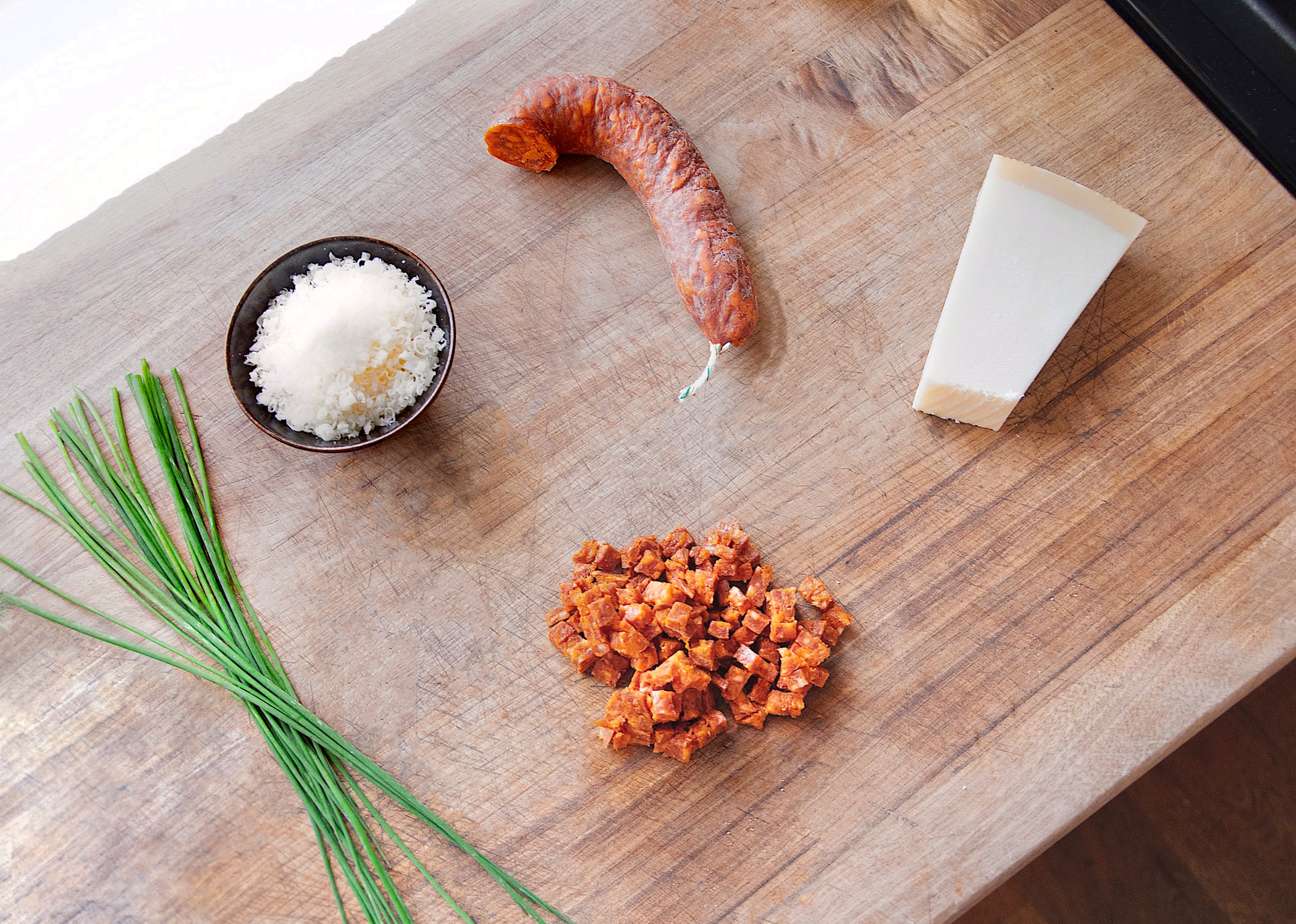 DÉCOUPER LE CHORIZO ET LE PARMESAN 