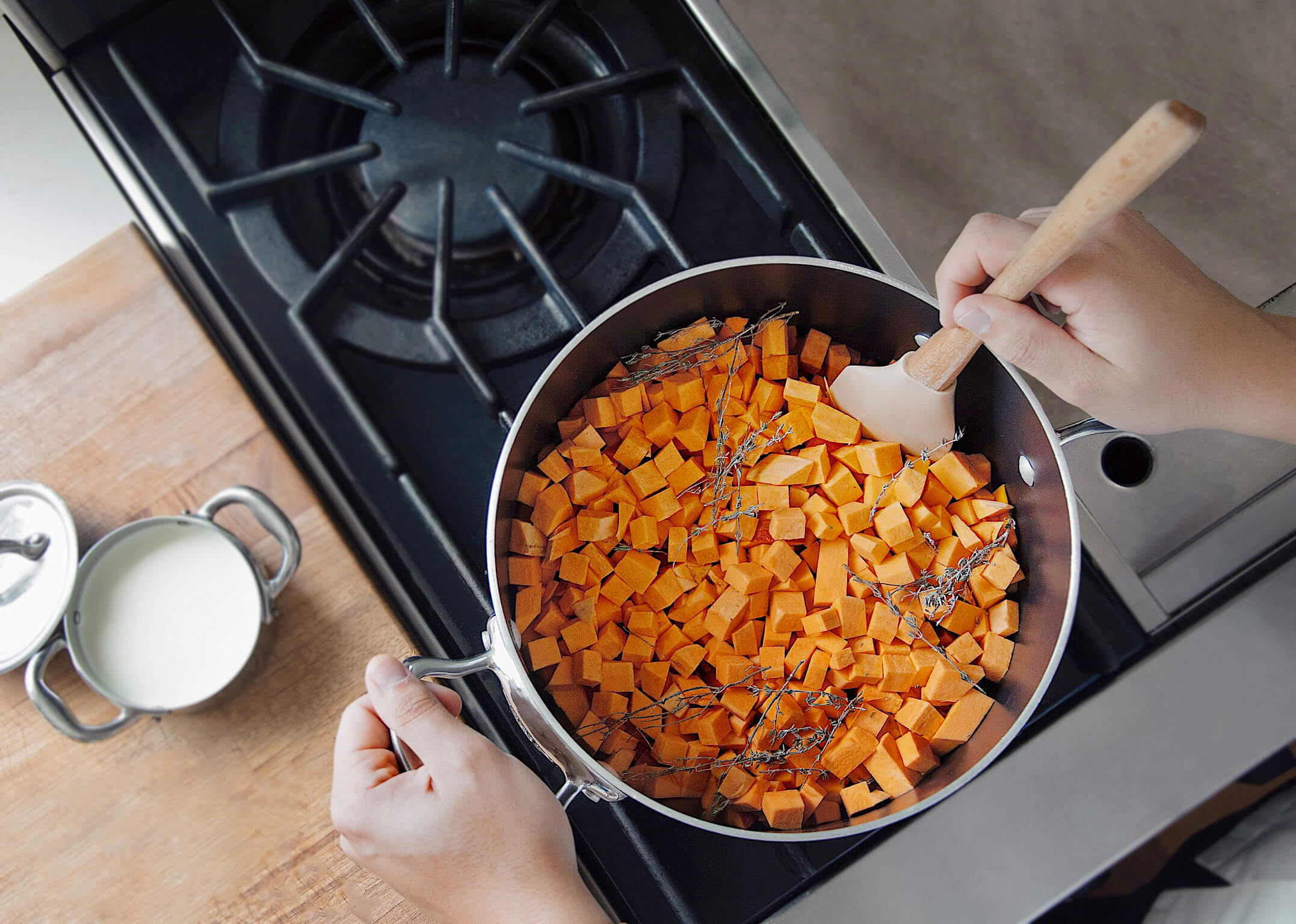 CUIRE AVEC L’HUILE D’OLIVE ET LE THYM